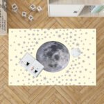 Tapis crème avec grande lune centrale, idéal pour chambre bébé, espace de jeu et décoration enfant.