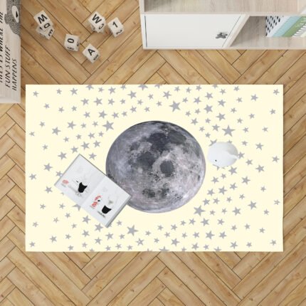 Tapis crème avec grande lune centrale, idéal pour chambre bébé, espace de jeu et décoration enfant.